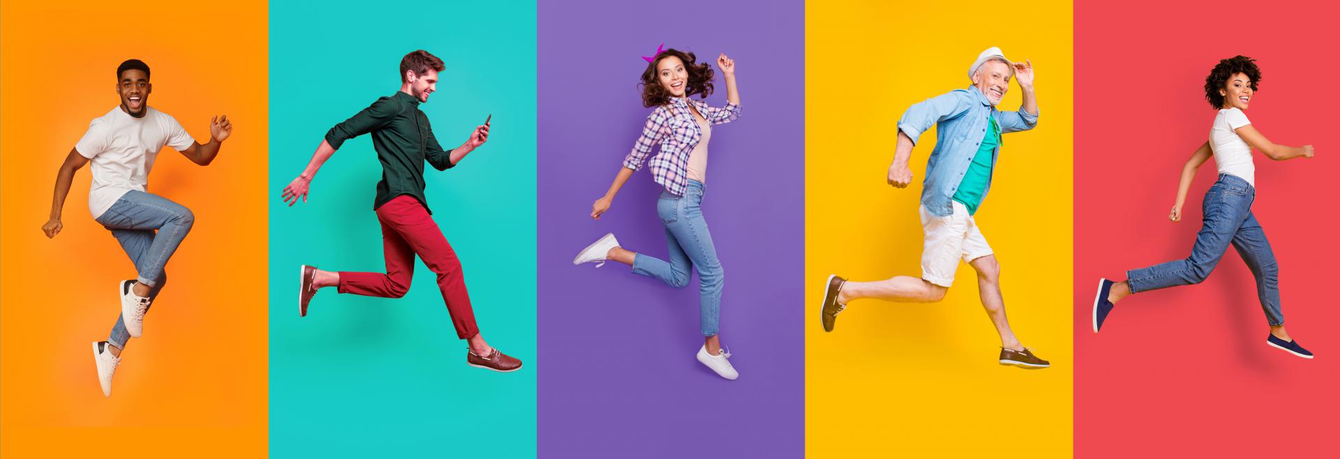 5 Springende mensen met kleurrijke achtergrond