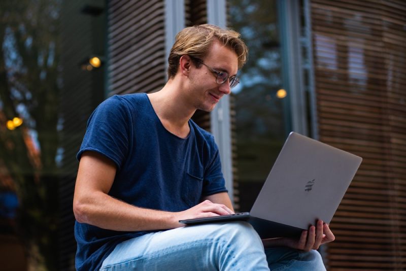 artikel-cao-whitepaper- Student met laptop