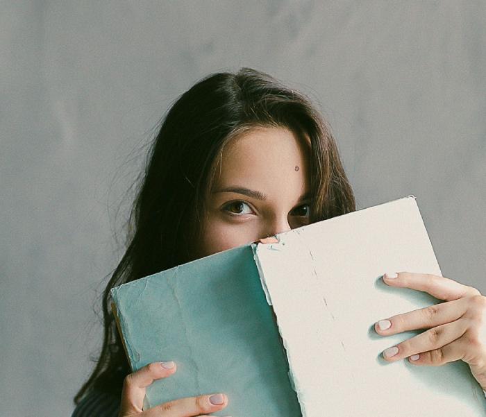 pexels-daria-shevtsova-698928 Studente met studieboek