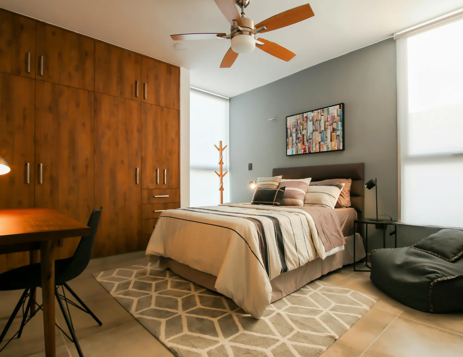 Studentenkamer met bed, kast en bureau