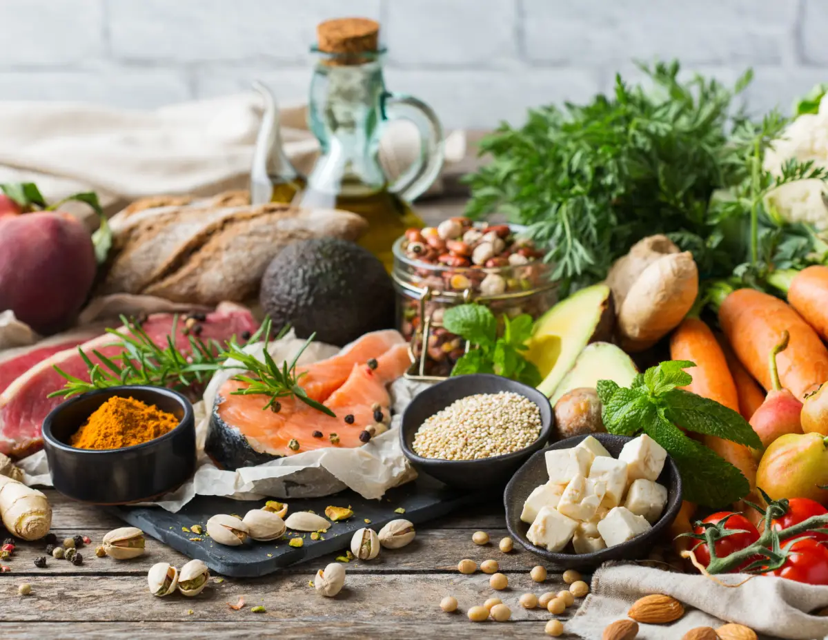 Gezond eten op elkaar gestapeld, zalm, noten, avocado