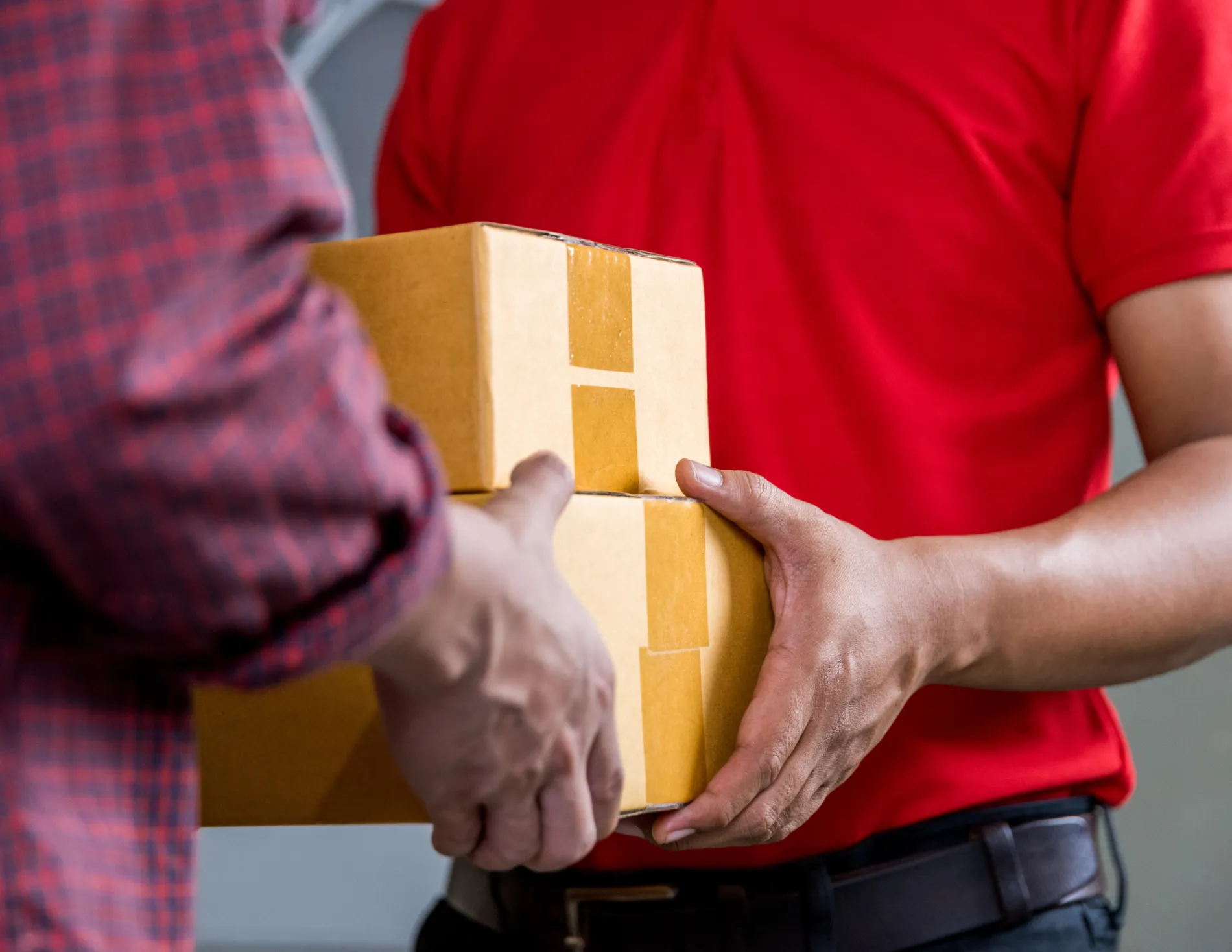 Man bezorgd pakketen