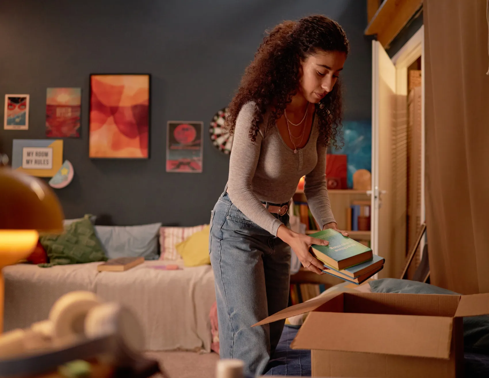 Student kamer aan het inrichten met boeken en posters