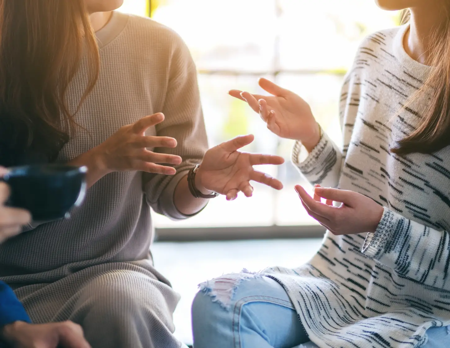 Mensen aan het praten met handbewegingen