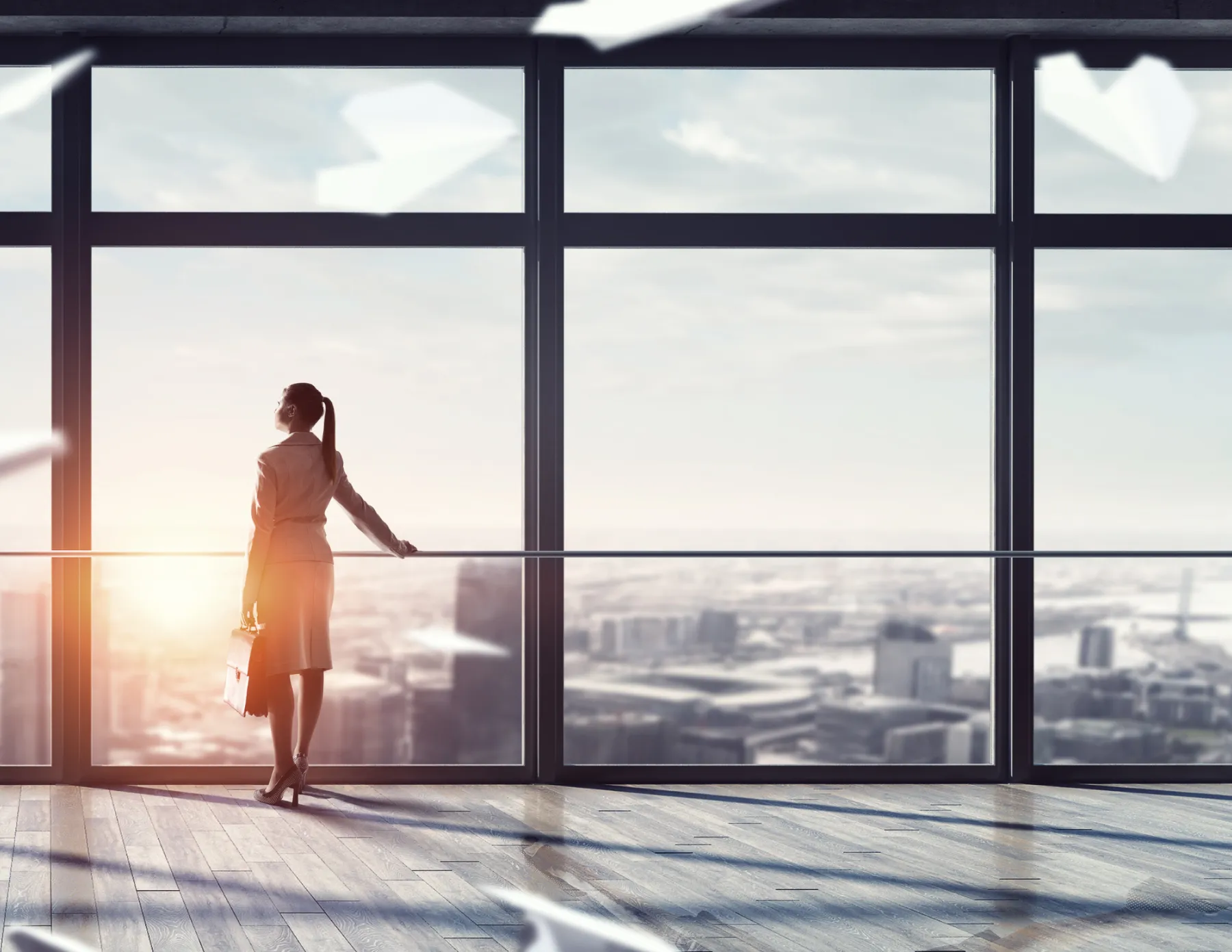 CEO Vrouw staat voor raam