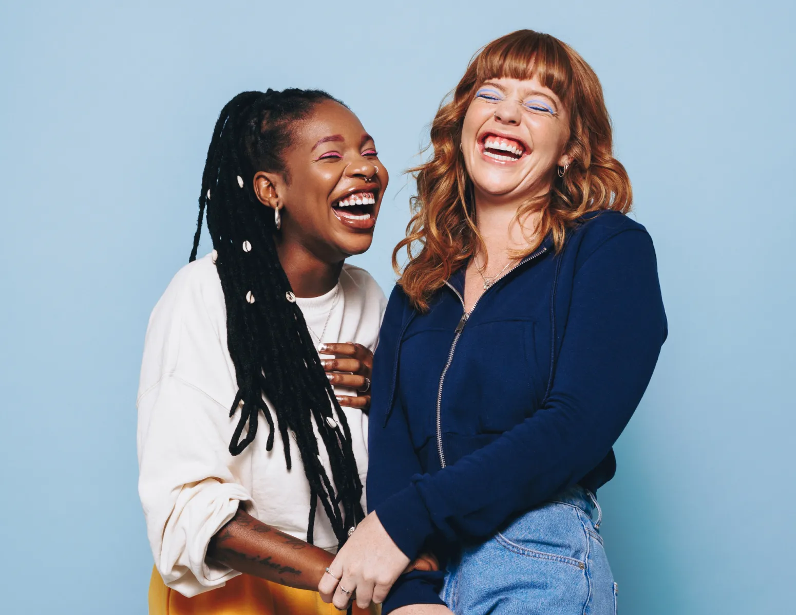 Twee lachende jonge dames uit generatie Z