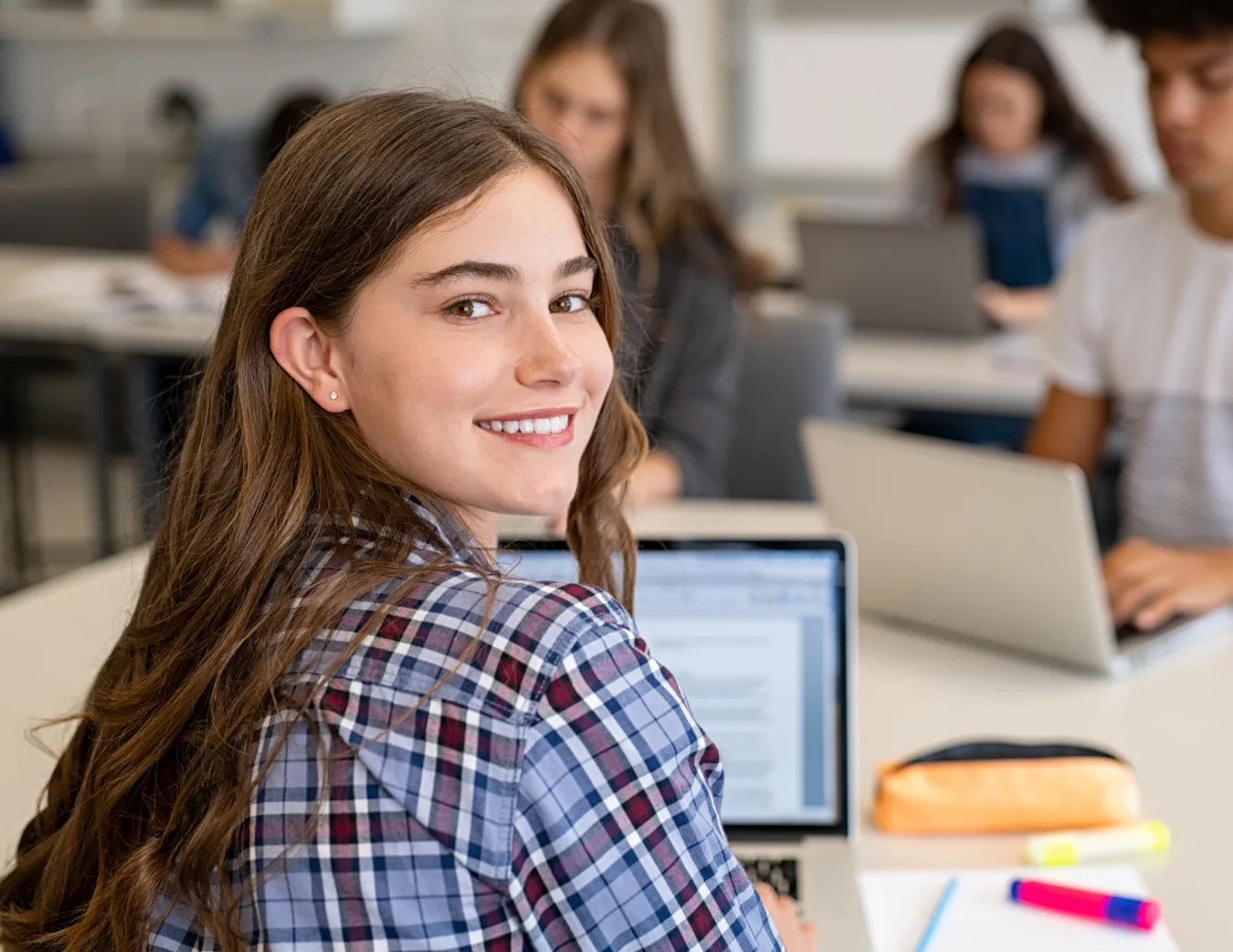 Student met laptop in klaslokaal