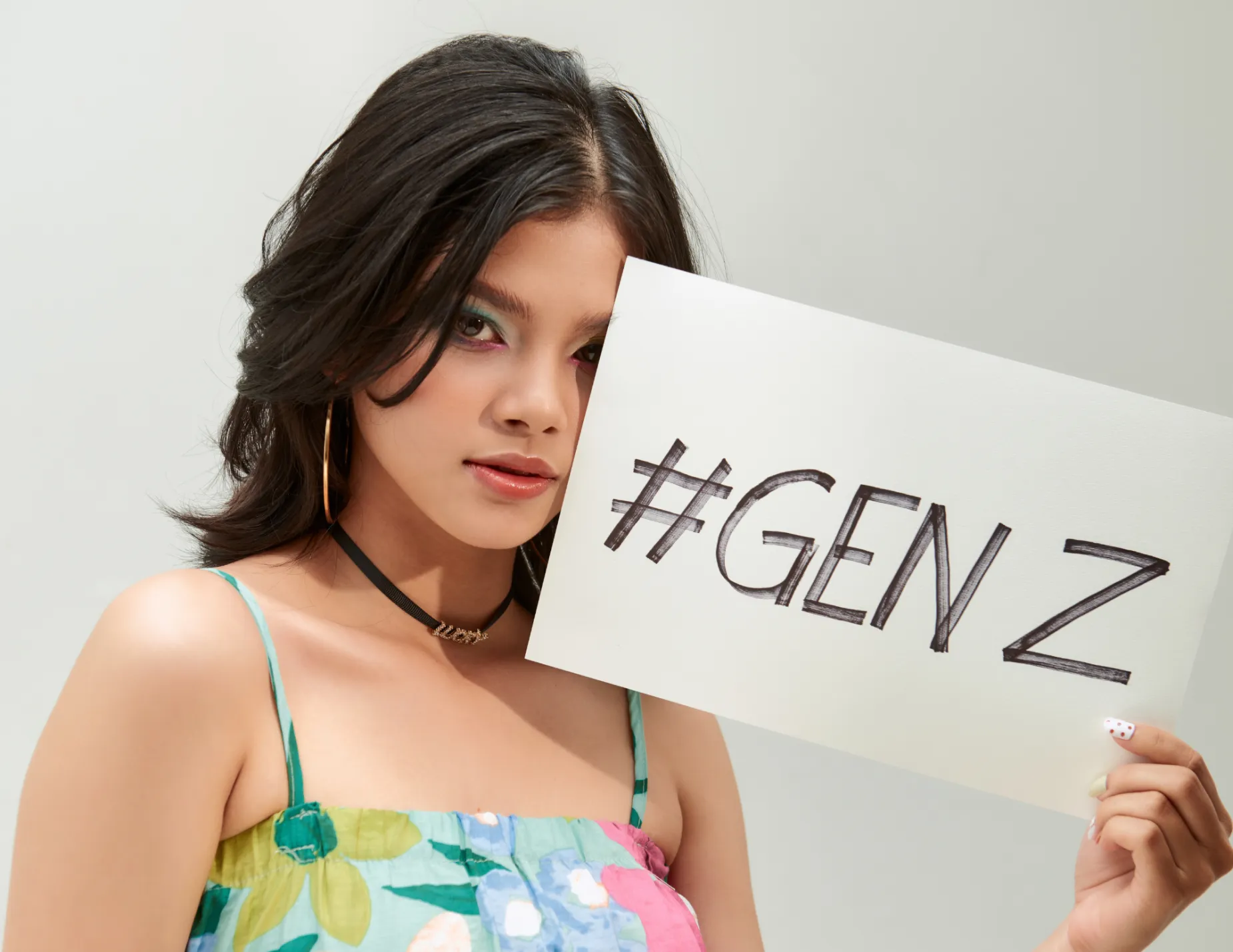 Gen Z meisje houdt bordje omhoog