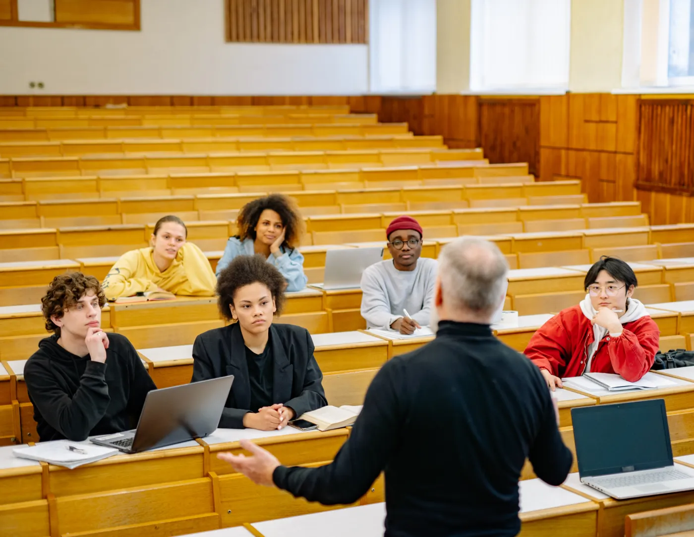 Studenten in collegezaal oplettend naar docent