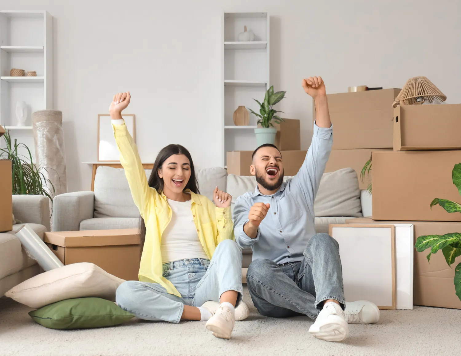 2 mensen samen in een nieuwe kamer met dozen