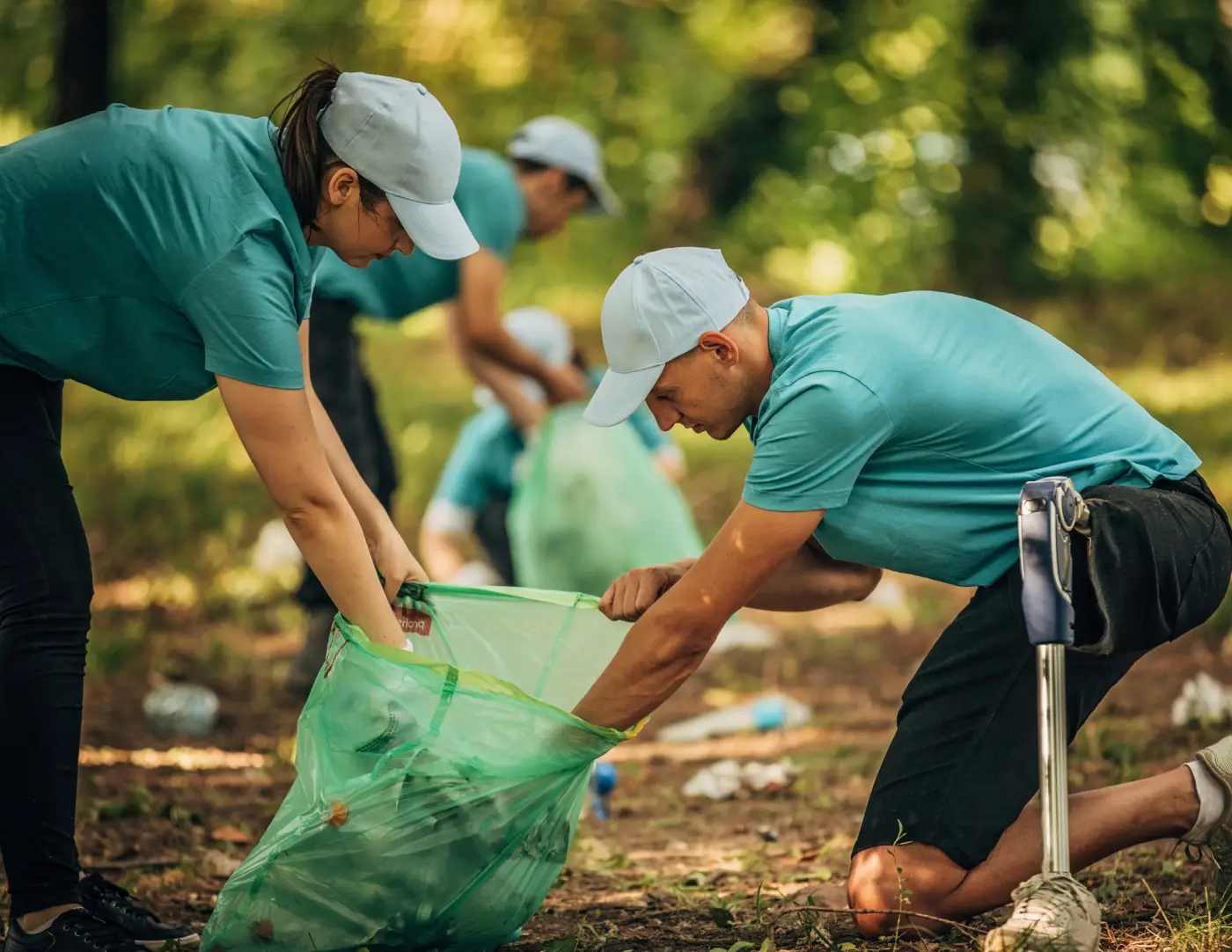 Vrijwilligerswerkers ruimen afval op