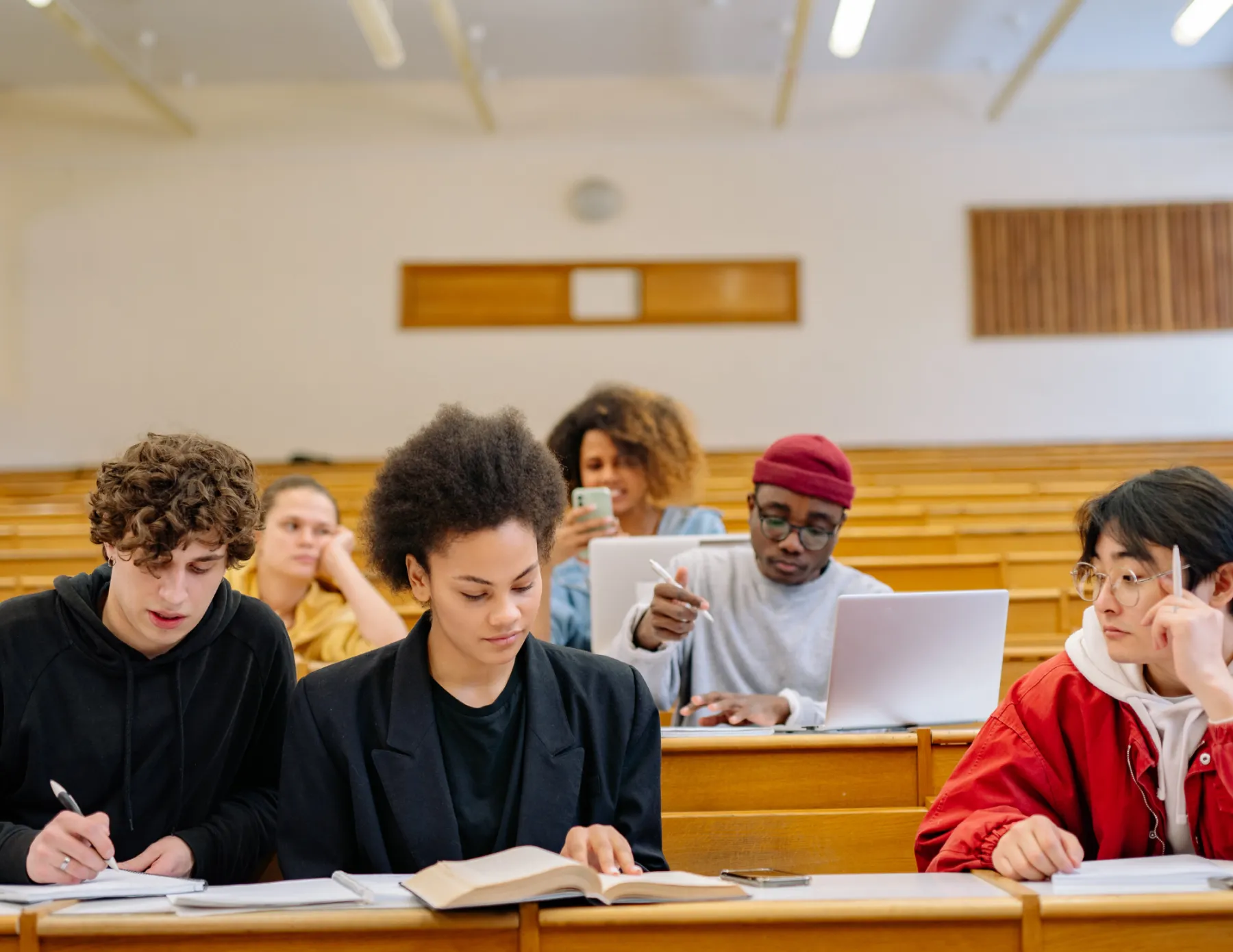 Studenten in collegezaal aan het werk