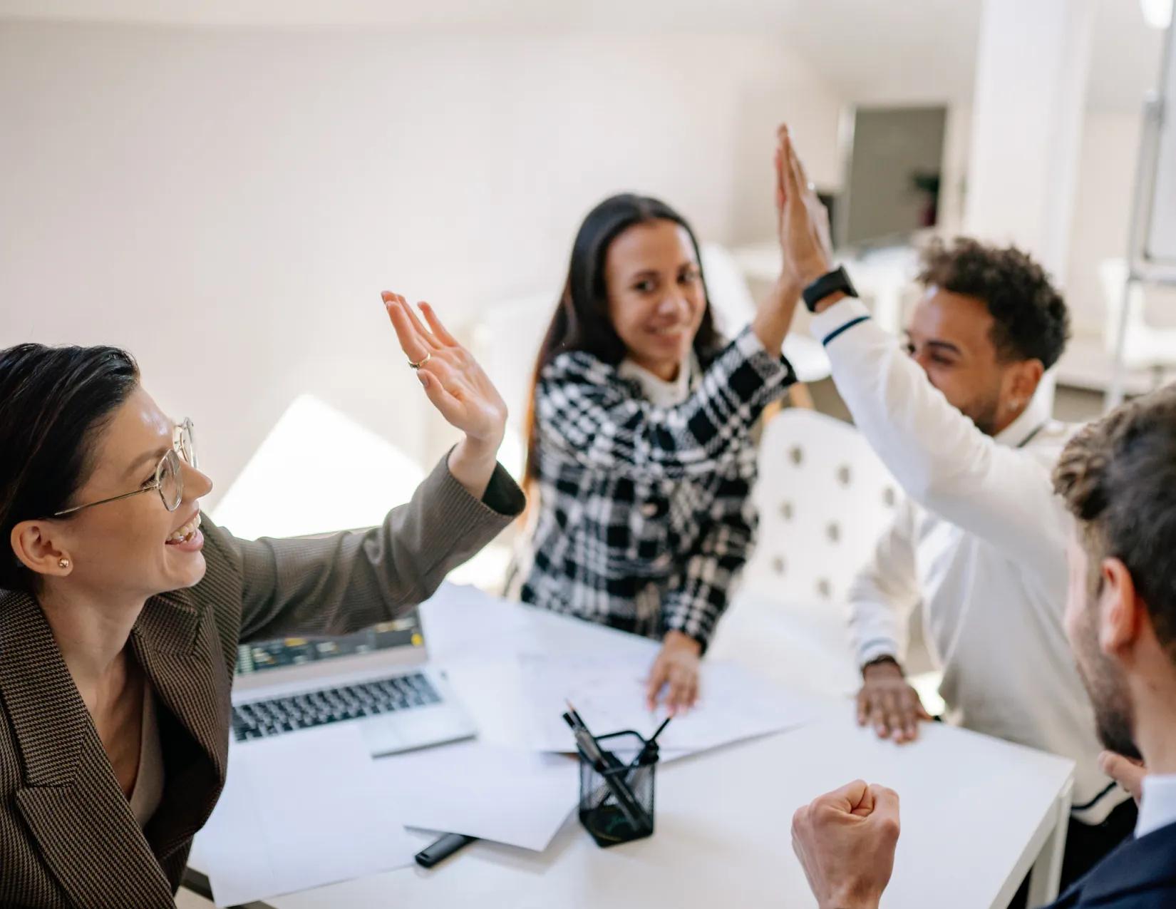 Werknemers feliciteren elkaar met high fives