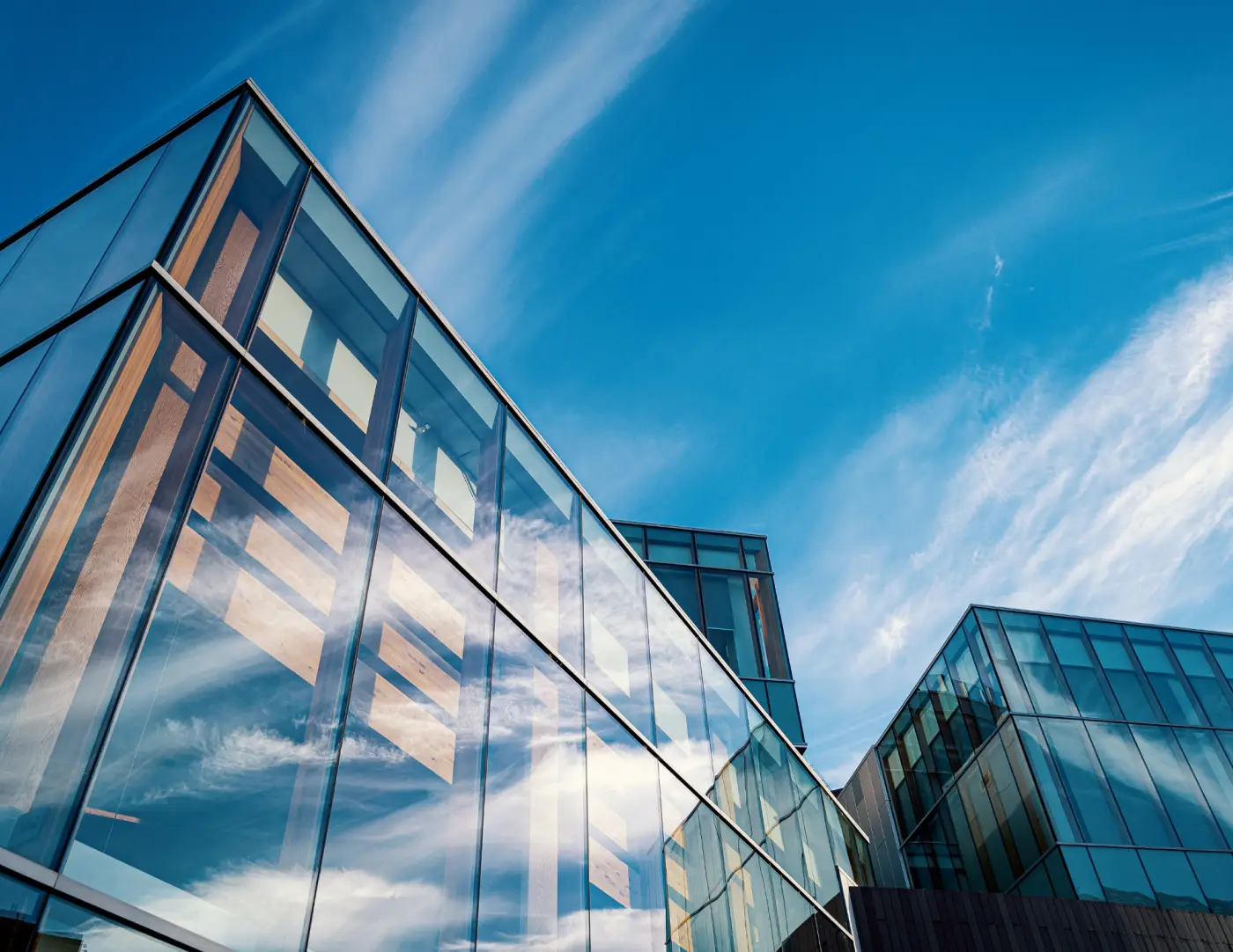 Moderne bedrijfs gebouwen in de open lucht