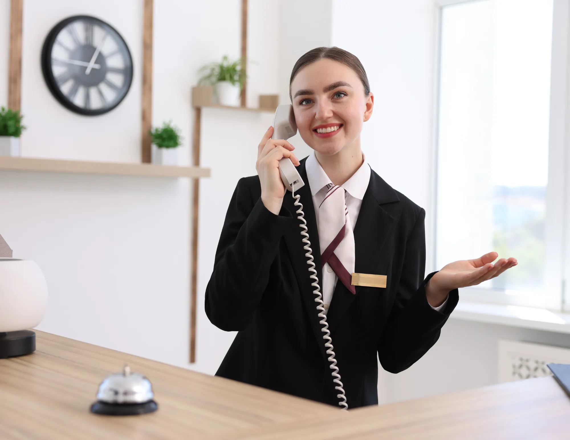 werknemer aan het bellen achter bureau