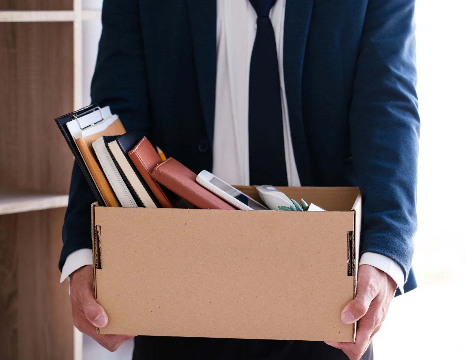Werknemer met doos met spullen in zijn handen