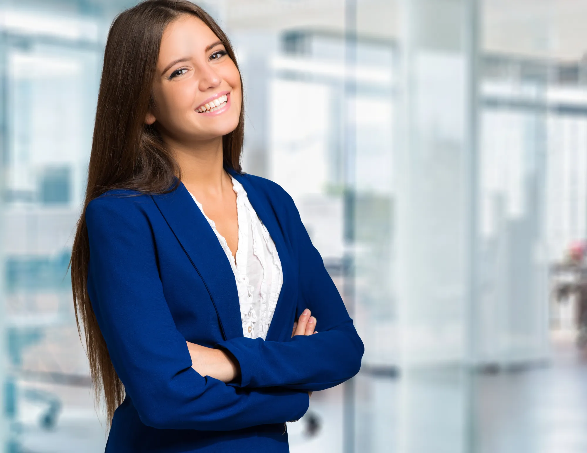 Werknemer kijkt glimlachend naar camera