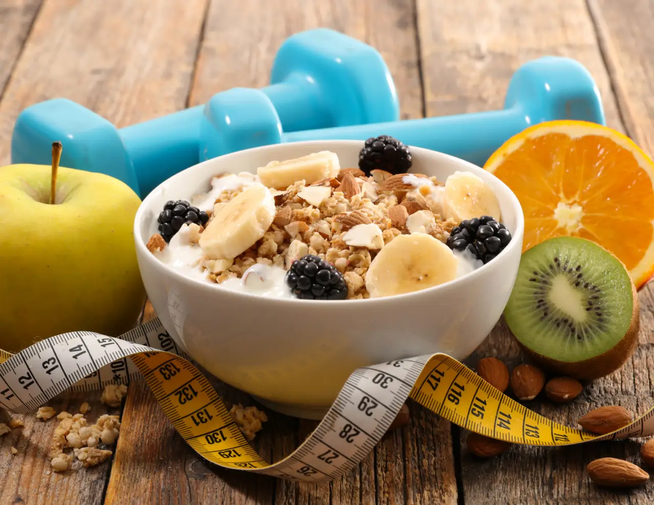 Gezonde maaltijd voor het leren, cornflakes, appel, kiwi, sinasappel