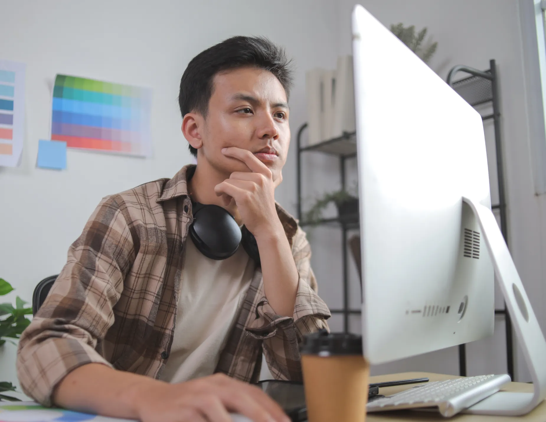 Jongen werkt aandachtig achter computerscherm