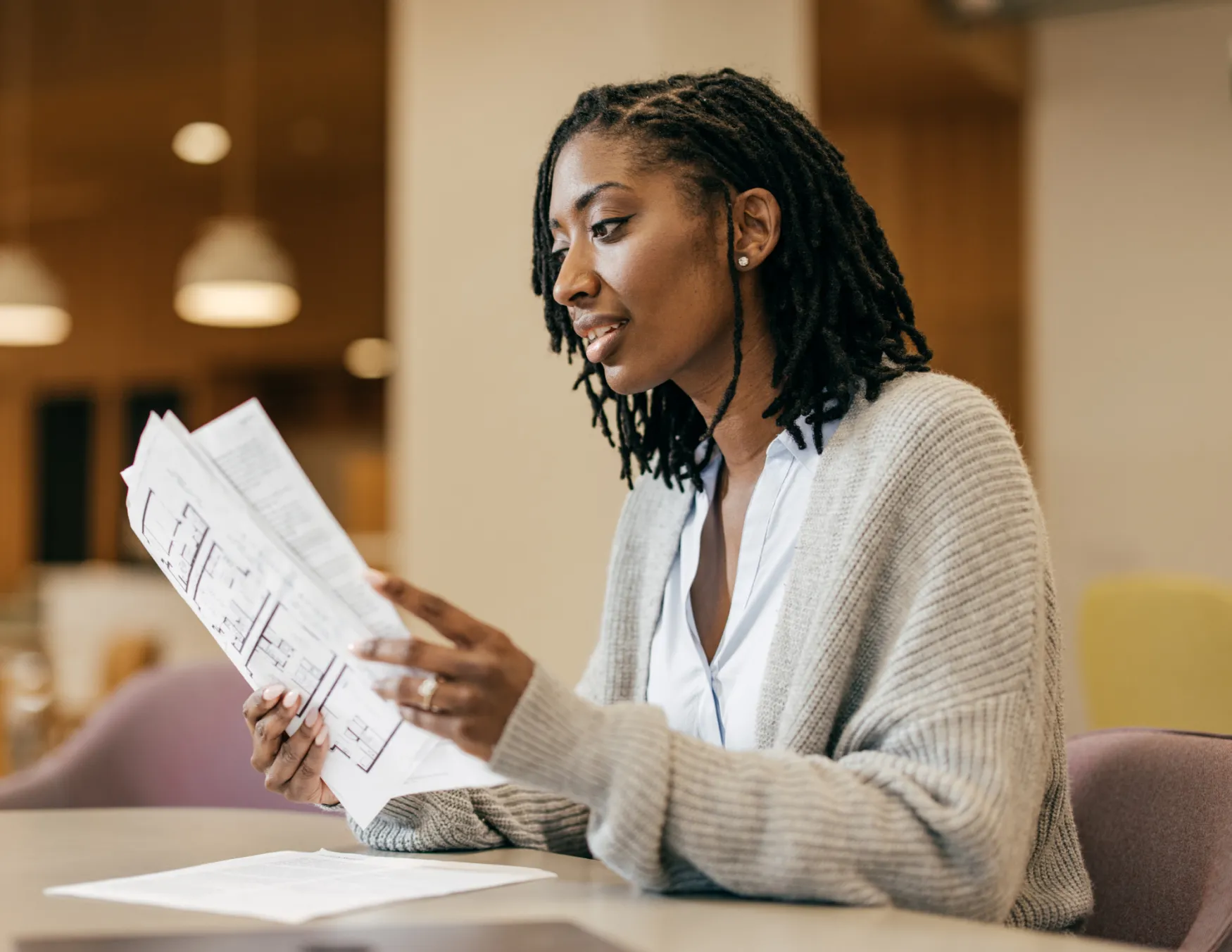 Vrouw werkend aan tafel met papieren