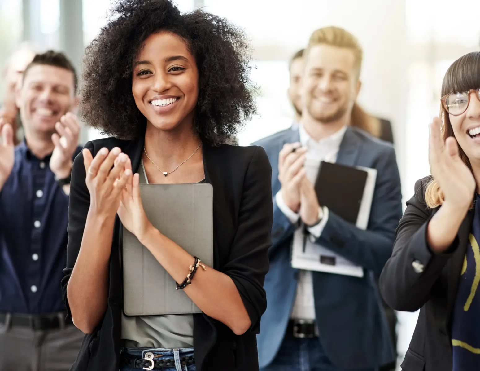 Groep werknemers die blij zijn en applaudisseren