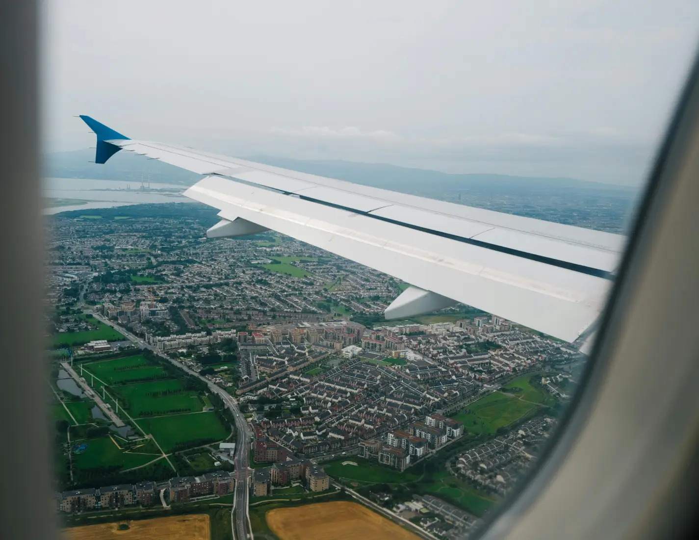 Foto vanuit vliegtuig met uitzicht over stad