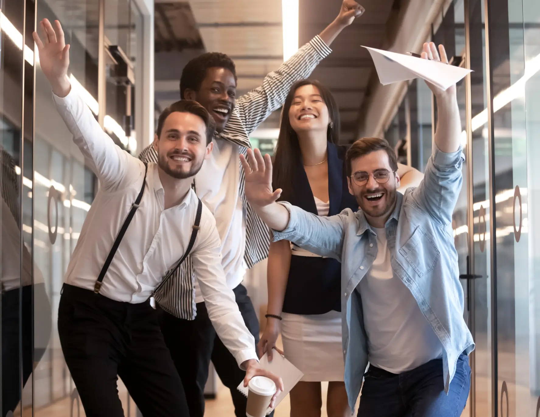Divers team samen lachend op een foto