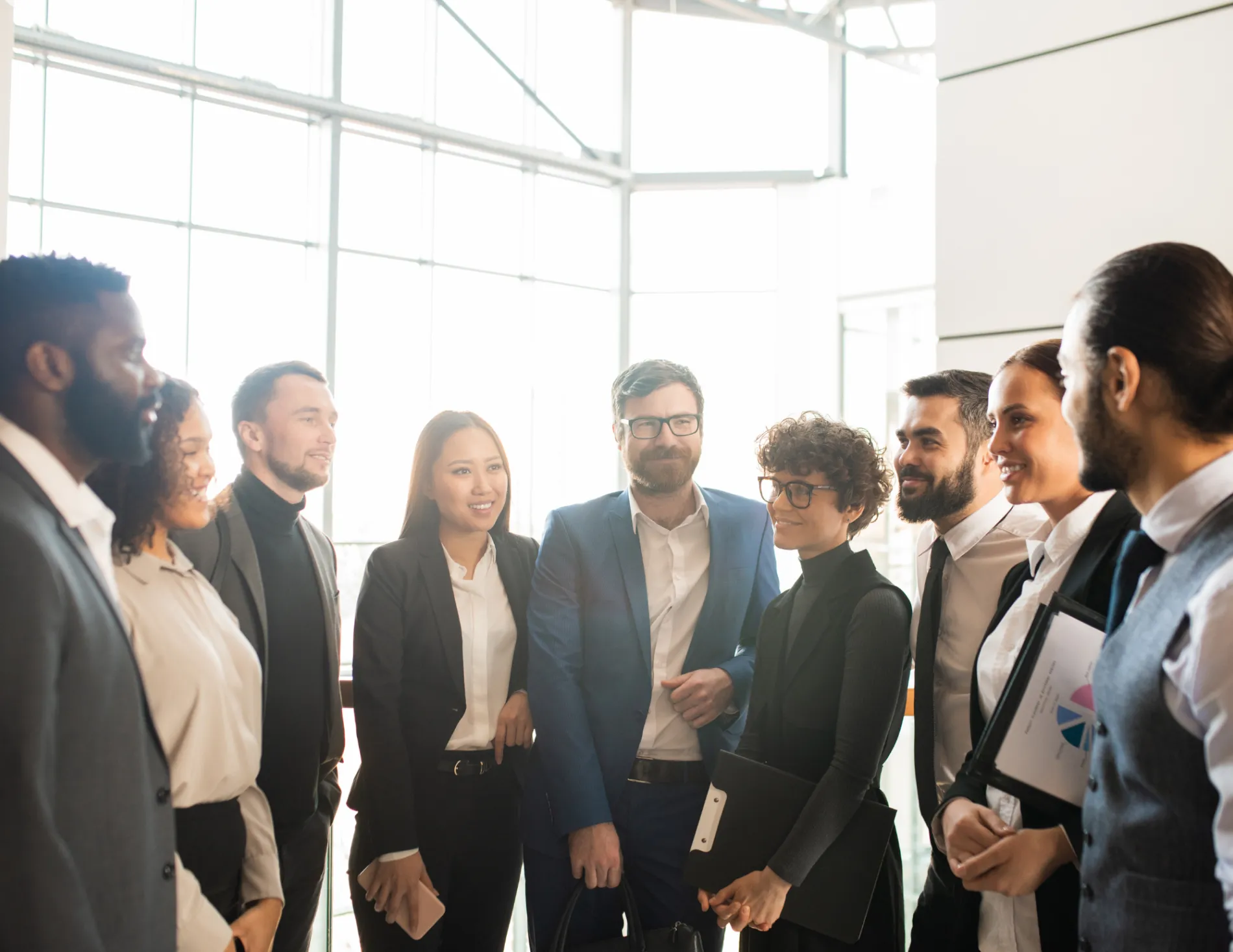 Personeel in cirkel glimlachend naar elkaar