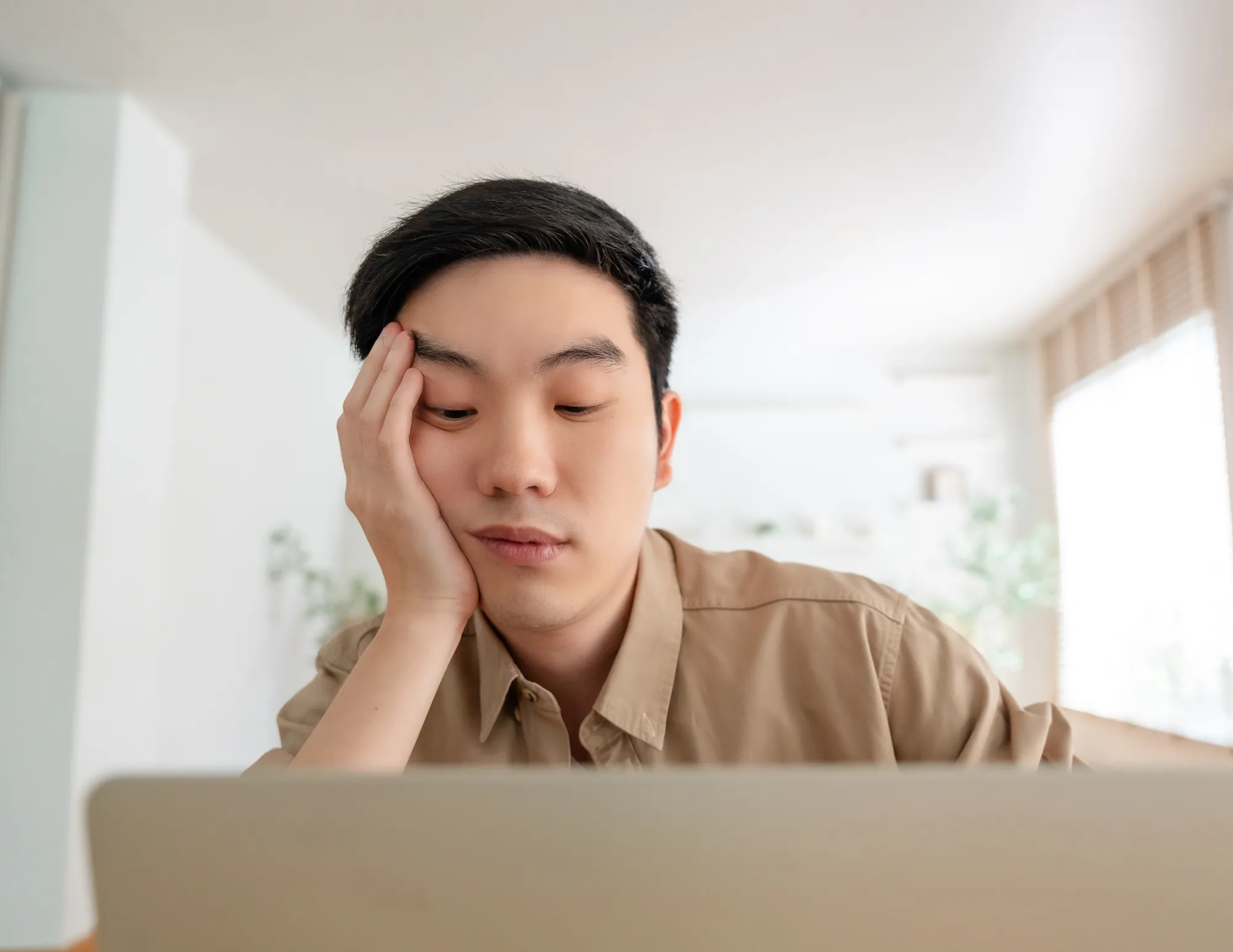 Man teleurgesteld kijken naar laptop