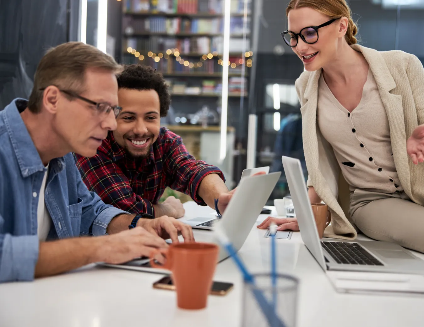 Team samenwerken achter laptops