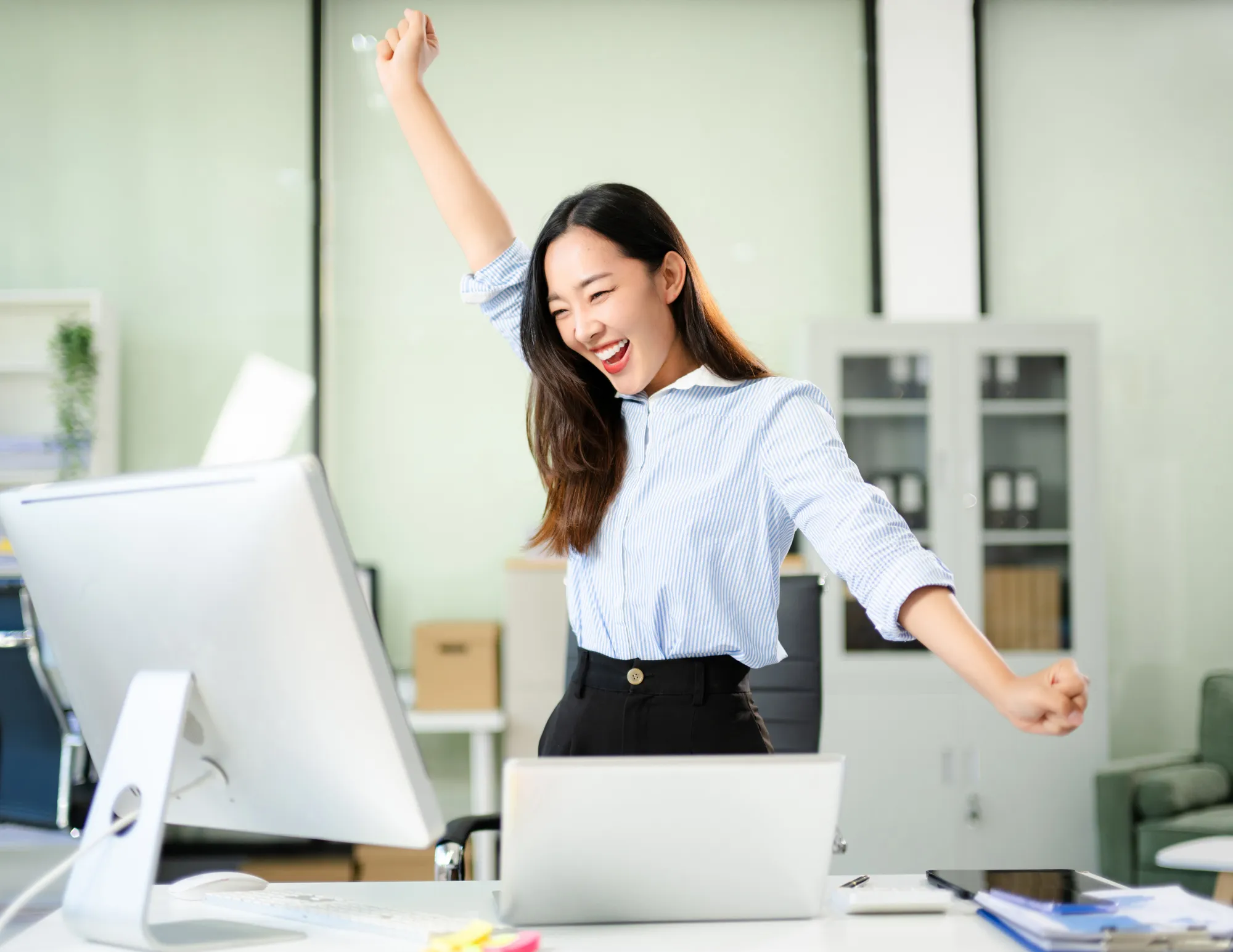 Werknemer blij achter laptop