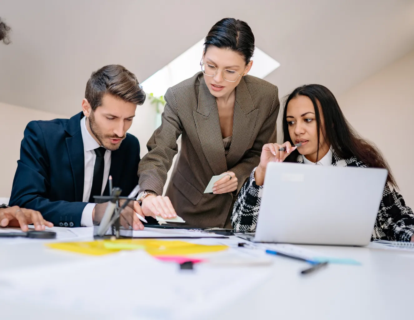 werknemers samen aan het werk met papier en laptop