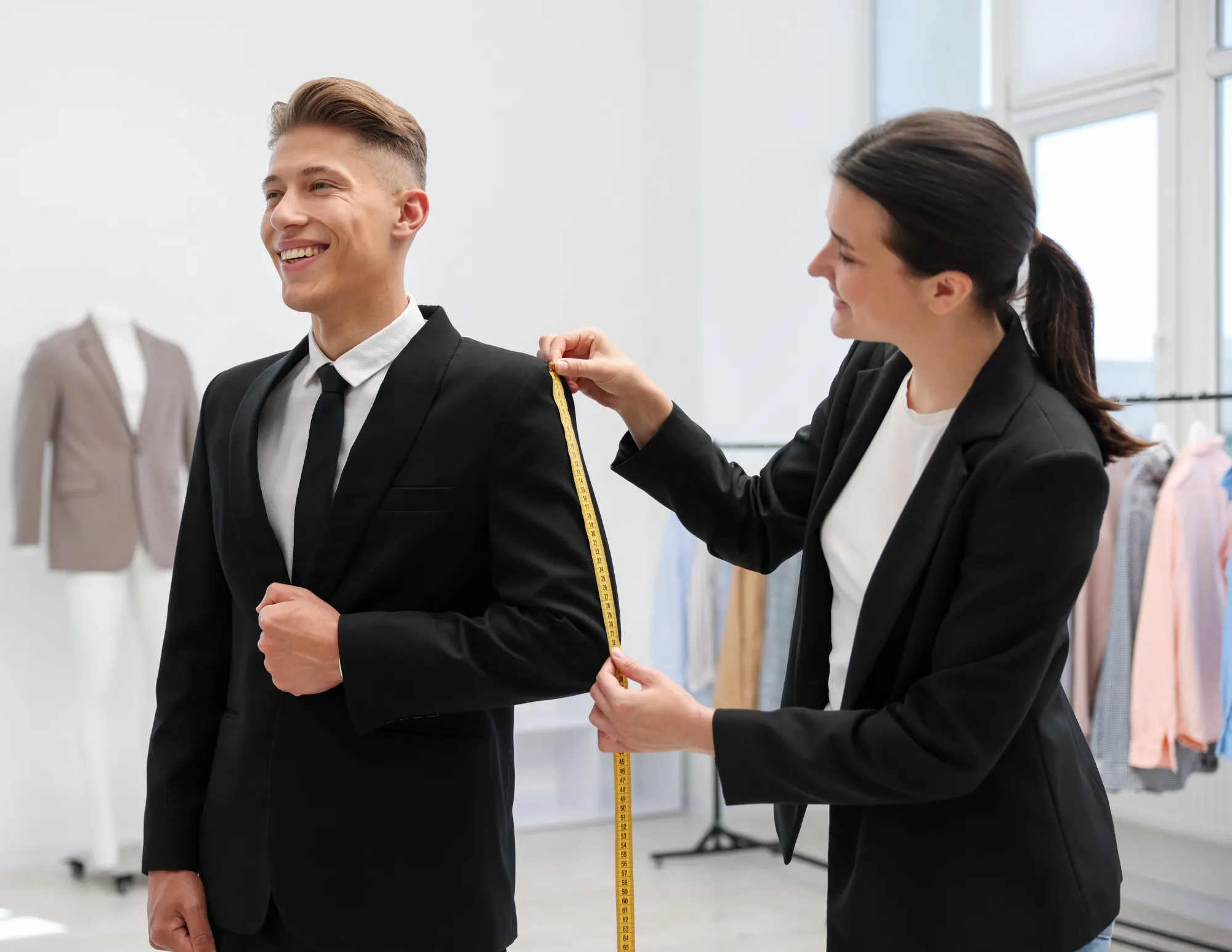 Medewerker krijg zijn pak op maat gemaakt