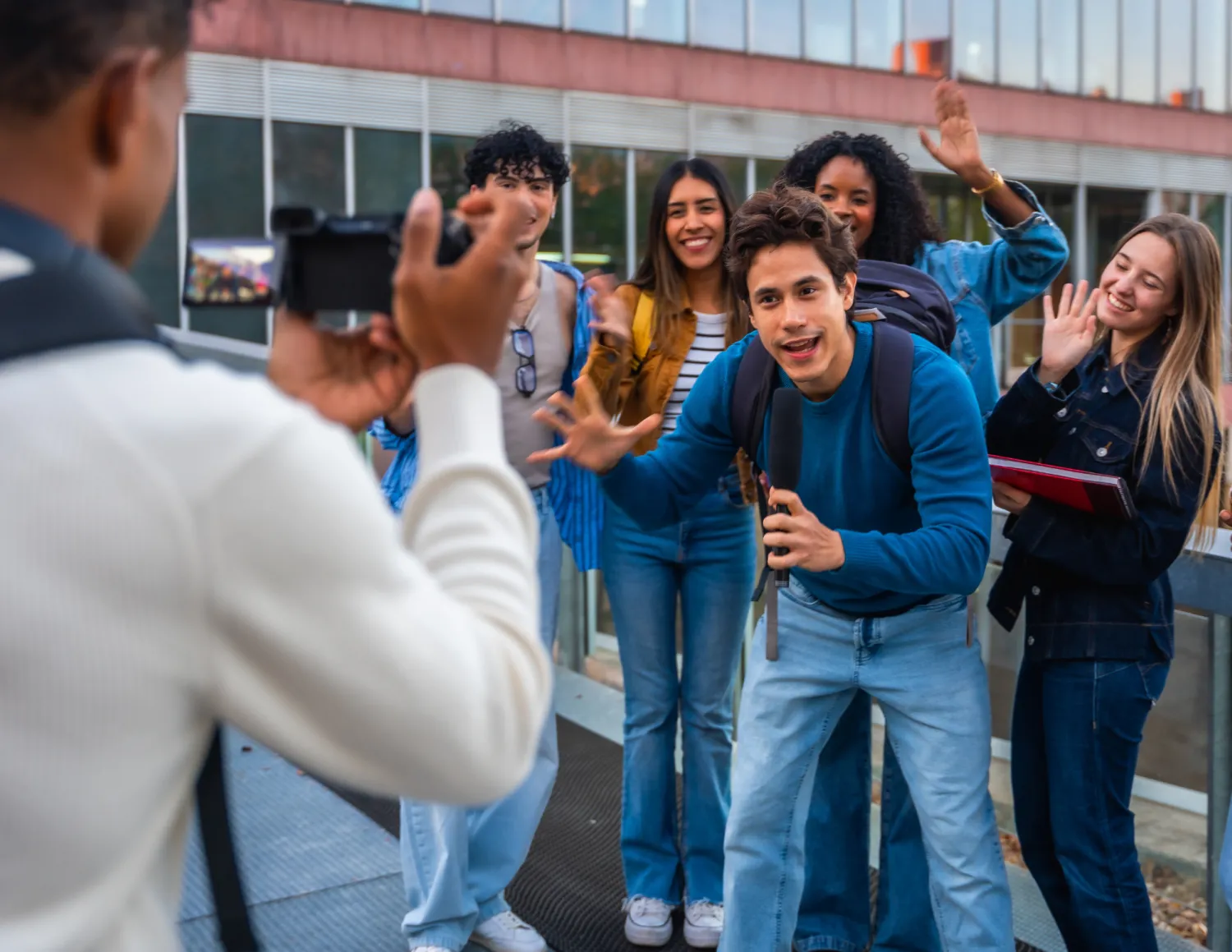 Jongere generatie aan het werk samen lachend