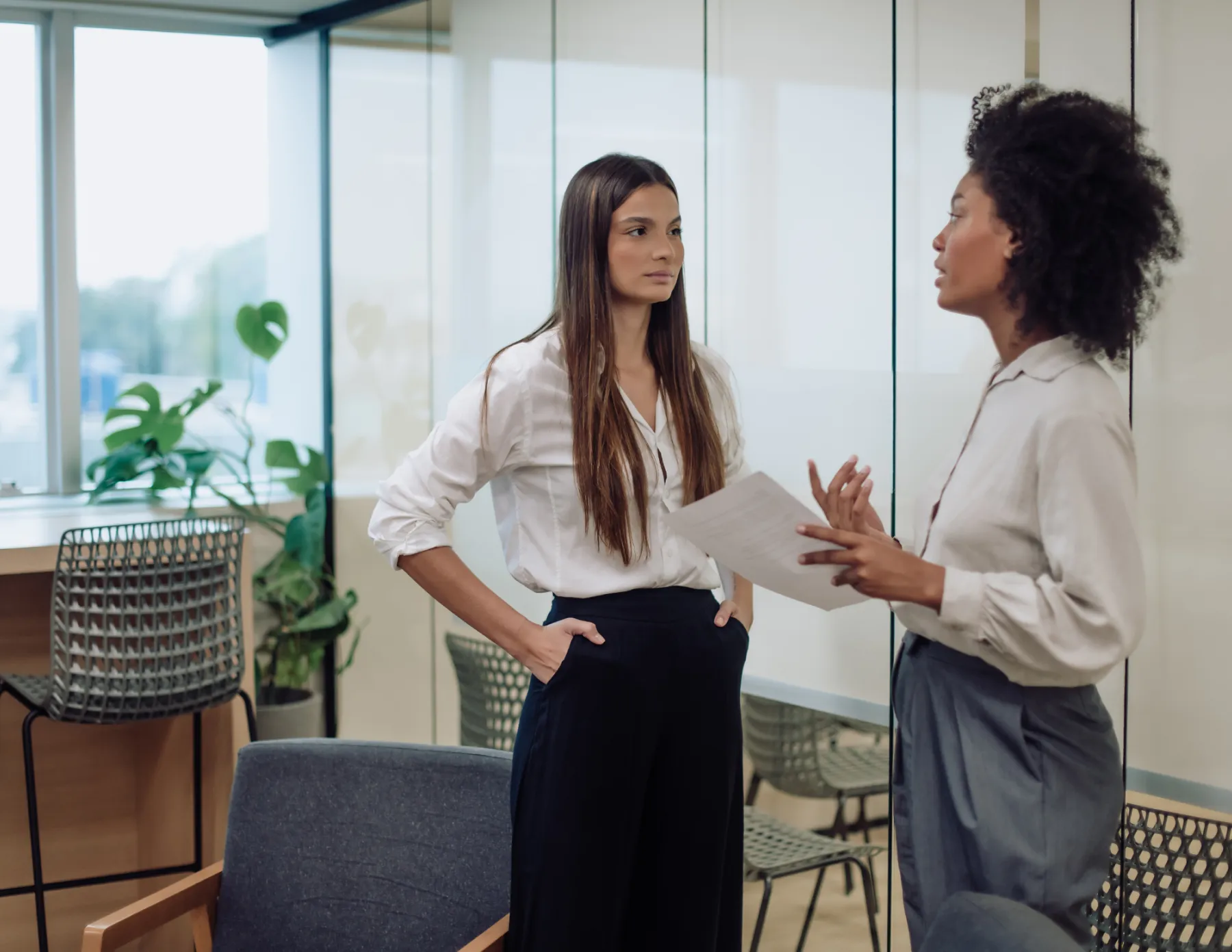 2 professioneel gekleedde personen op werk in gesprek