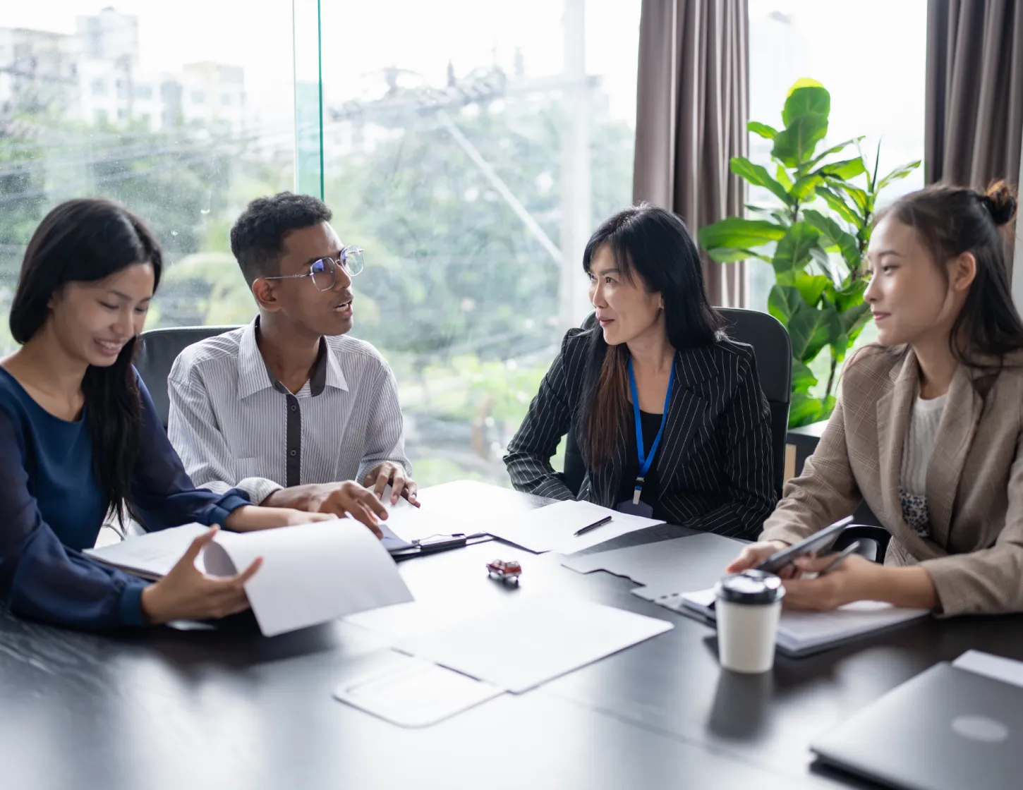 Mensen aan tafel in overleg bij sollicitatiegesprek
