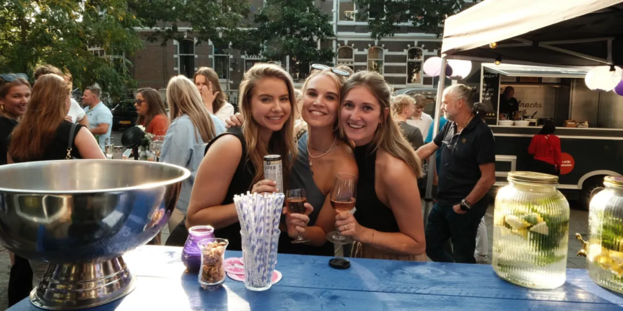 Drie lachende jonge meiden