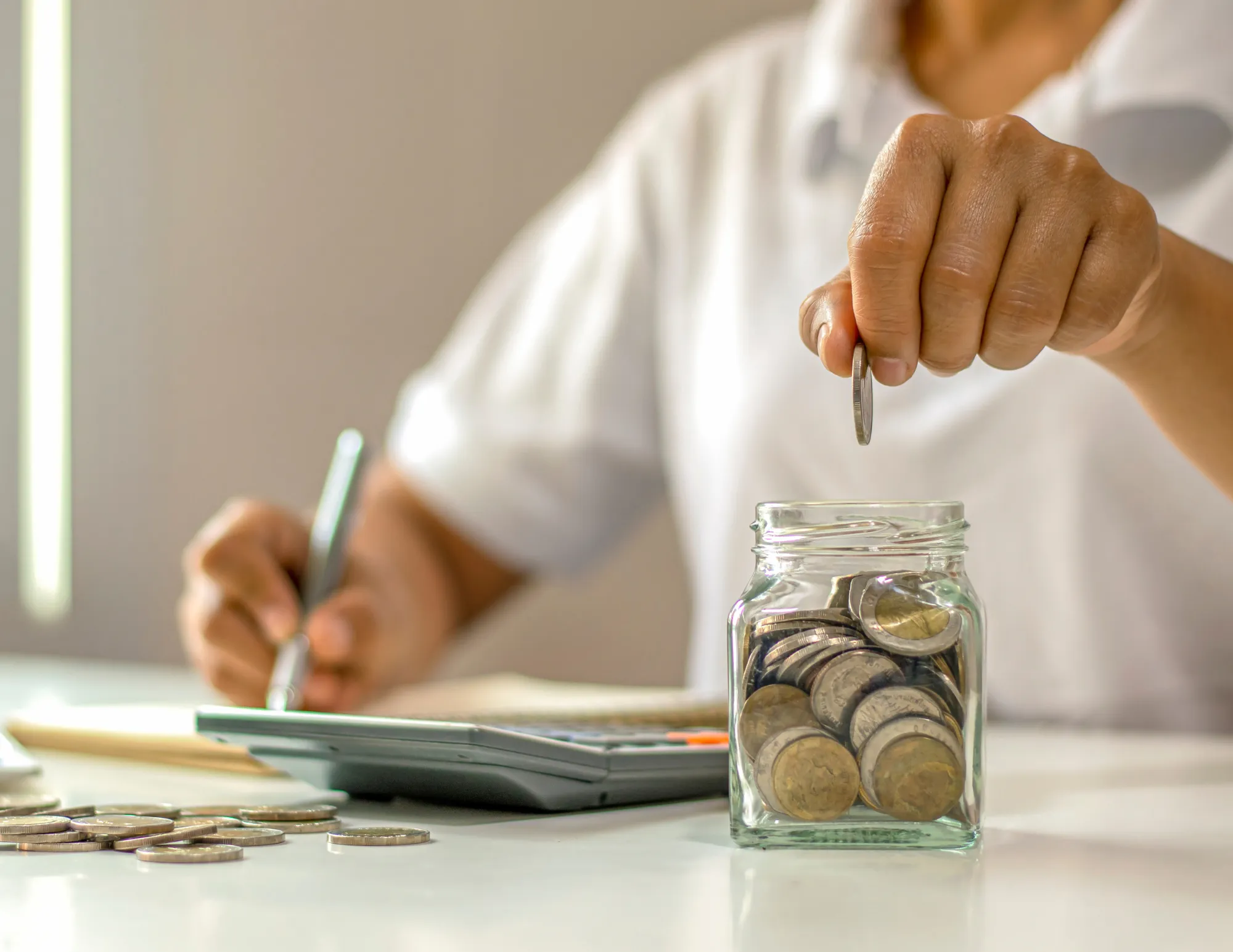 Een persoon die spaargeld aan het tellen is