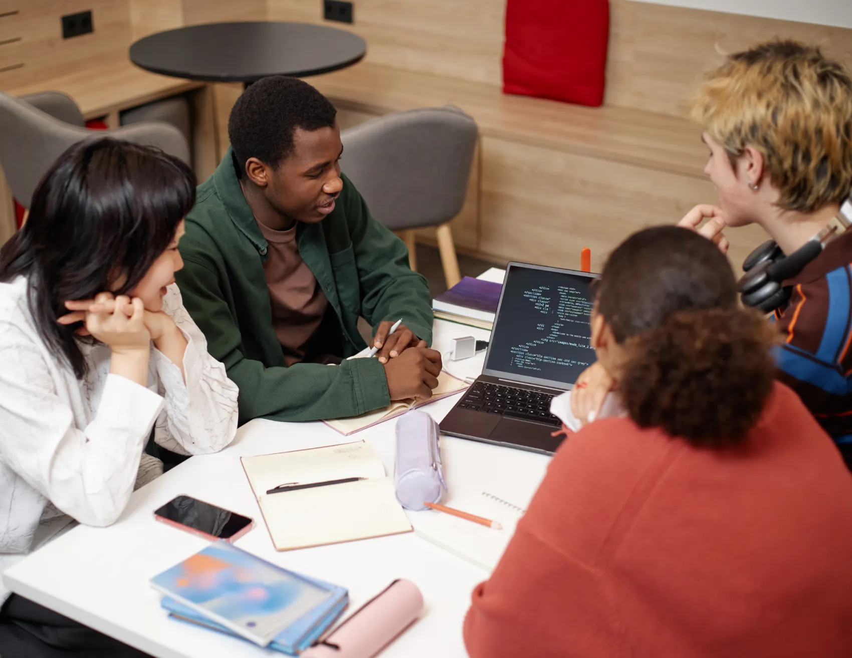 Groepje studenten die samen studeren / een project maken