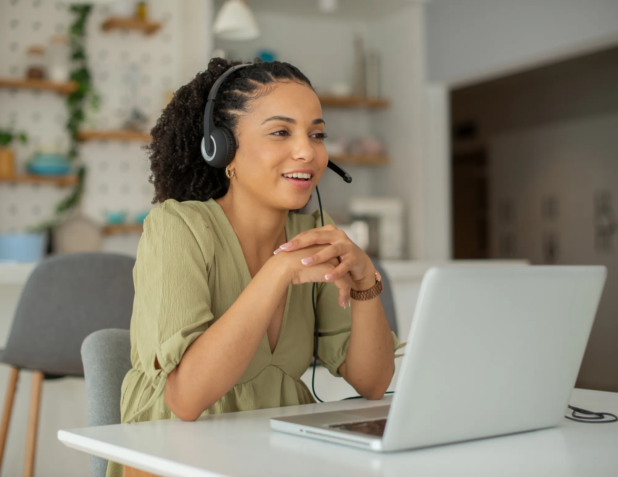 Zelfverzekerde werkende vrouw achter laptop