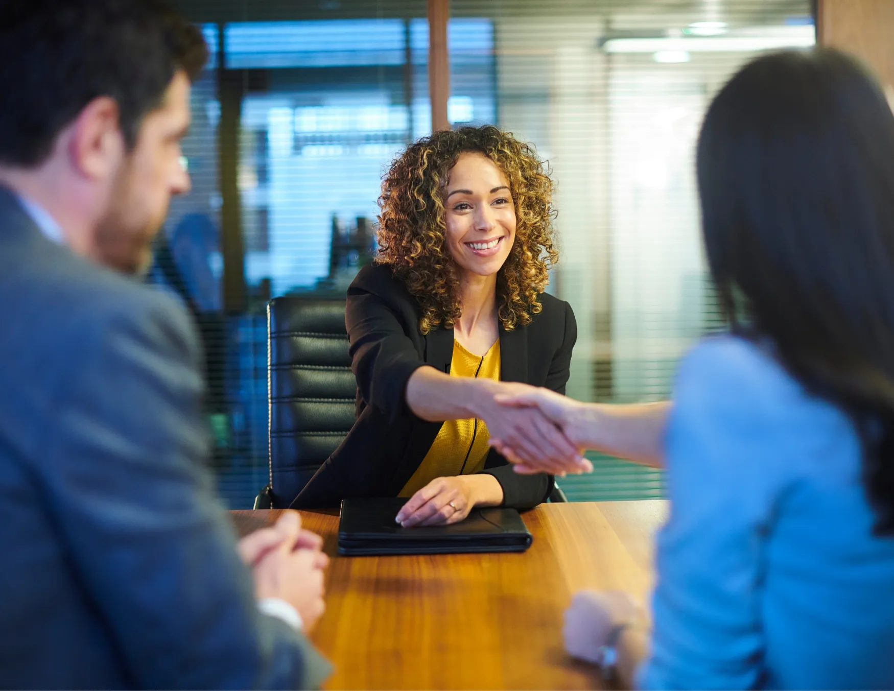 Man en vrouw schudden de hand tijdens een sollicitatiegesprek