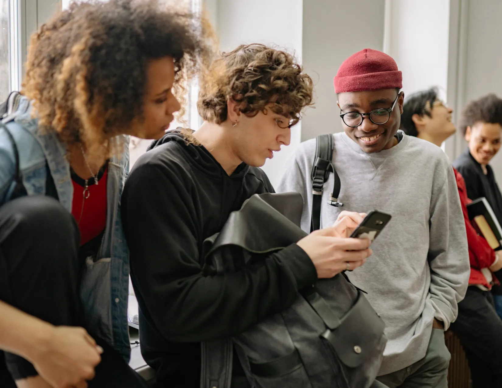 Student die samen naar een telefoon kijken