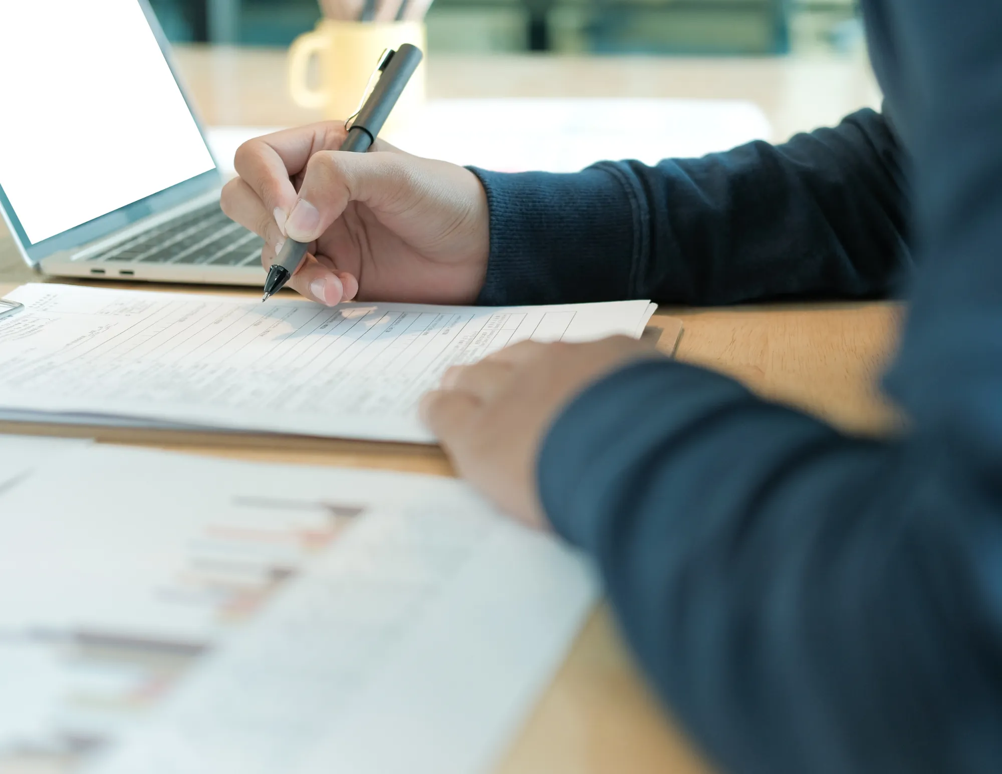 Persoon schrijft een motivatie brief voor een sollicitatie