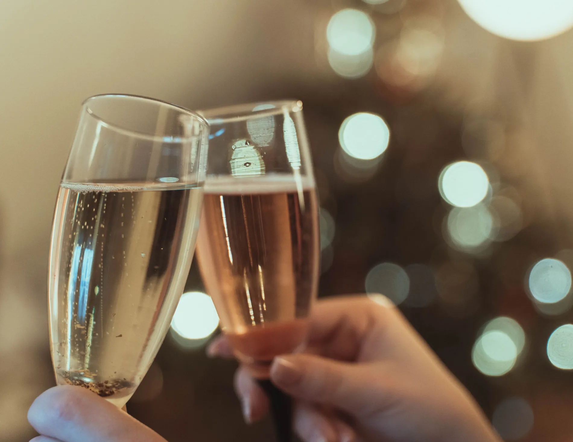 Proostende champagne glazen feestbelichting