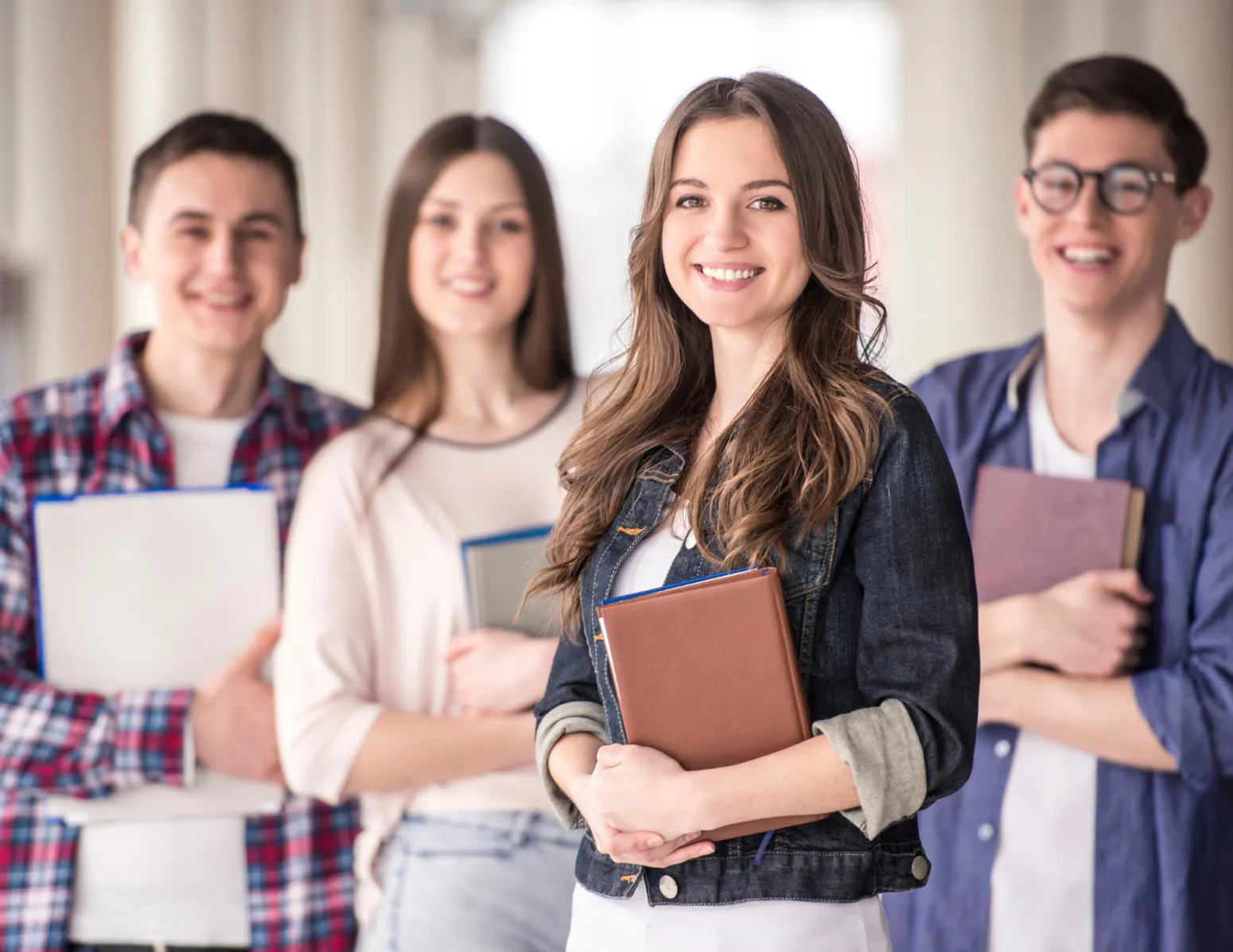 Studenten staan naast elkaar met boeken