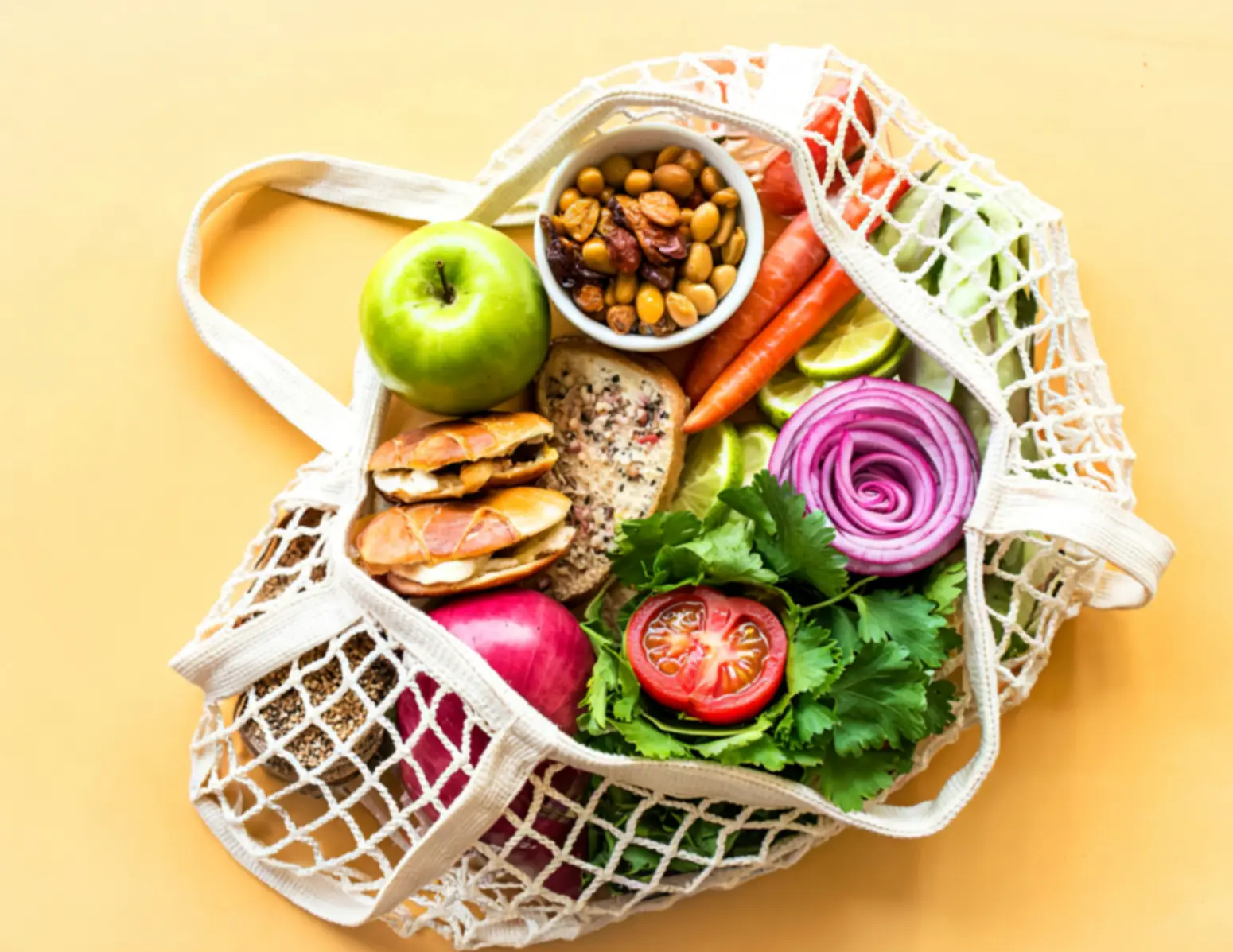 Boodschappen tas met appel, noten, groente en brood