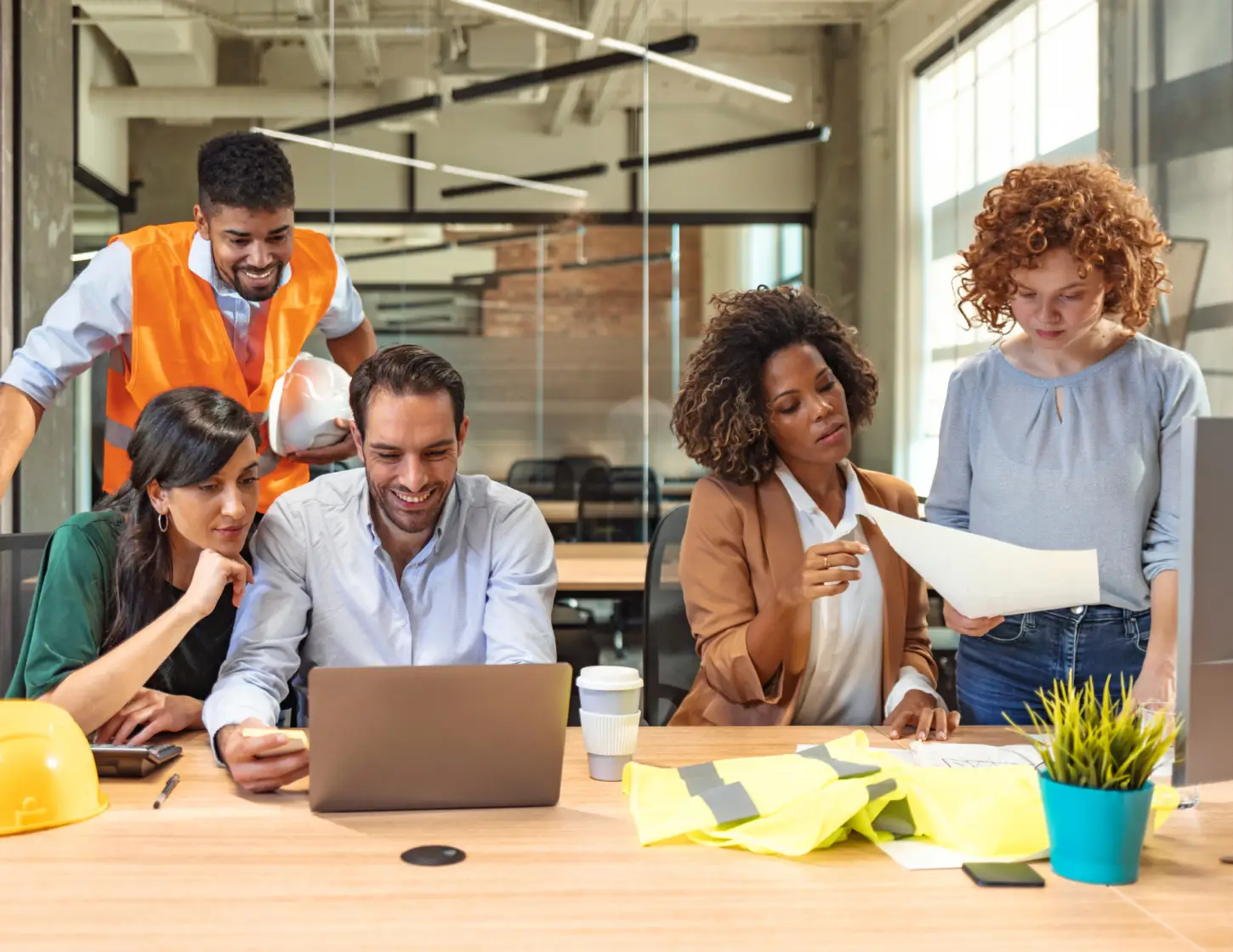 5 verschillende medewerkers aan het werk