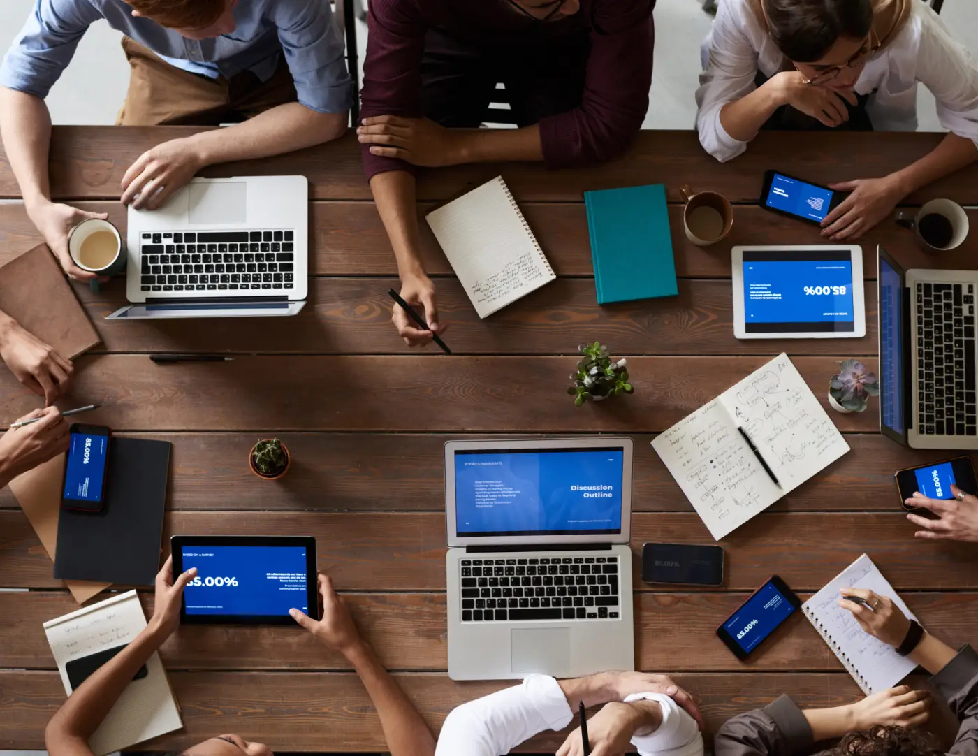 Laptops mensen werken op kantoor met koffie en papier