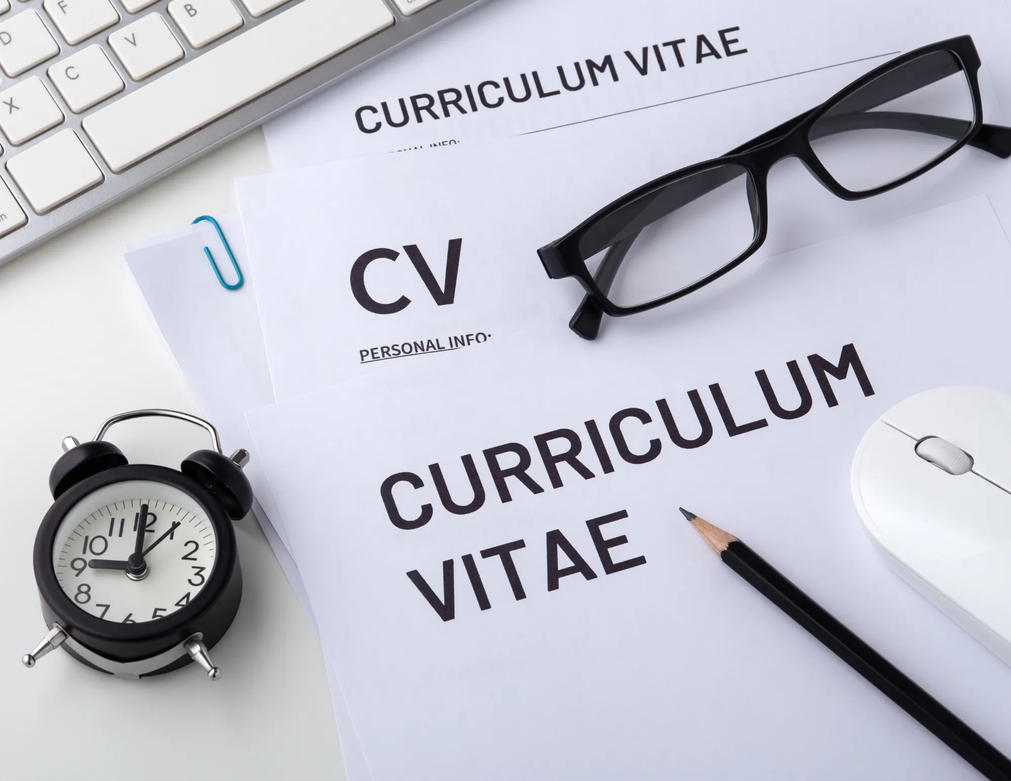 CV (Curriculum Vitae) op papier met potlood en laptop