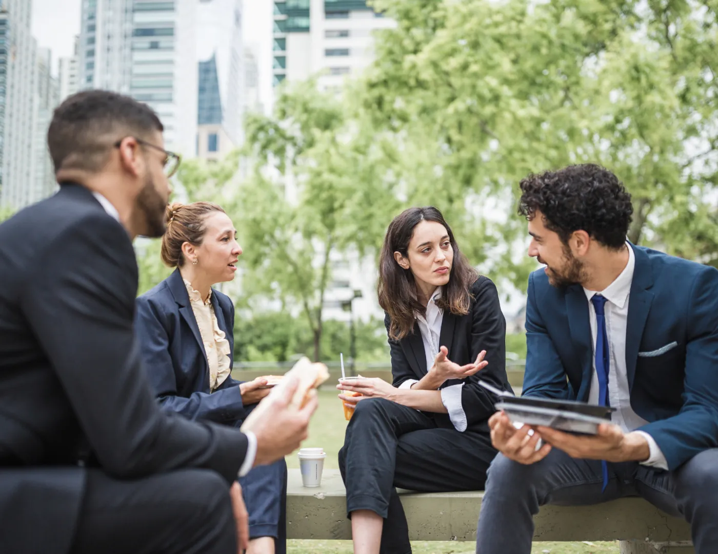 Groep werknemers die pauze houden en kletsen
